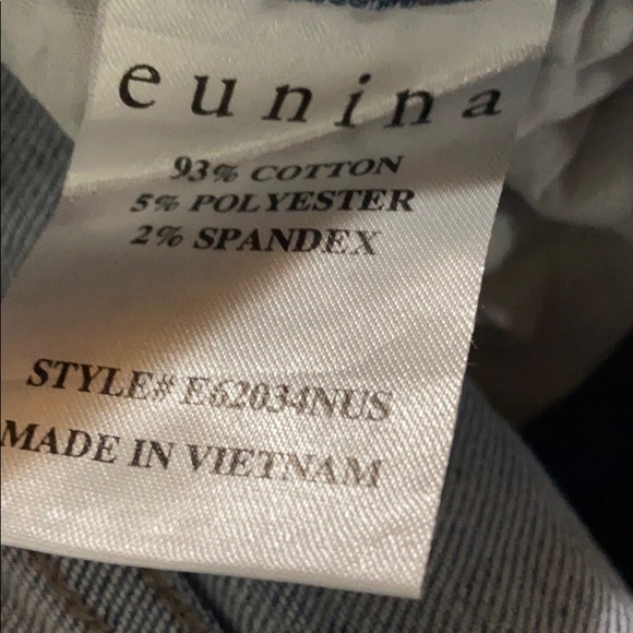 Distressed high rise jean - Picture 6 of 6